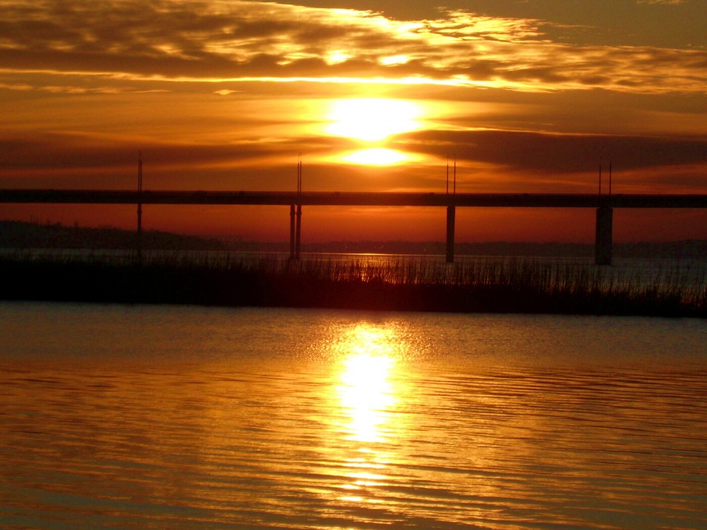 Мост на фоне заката обои