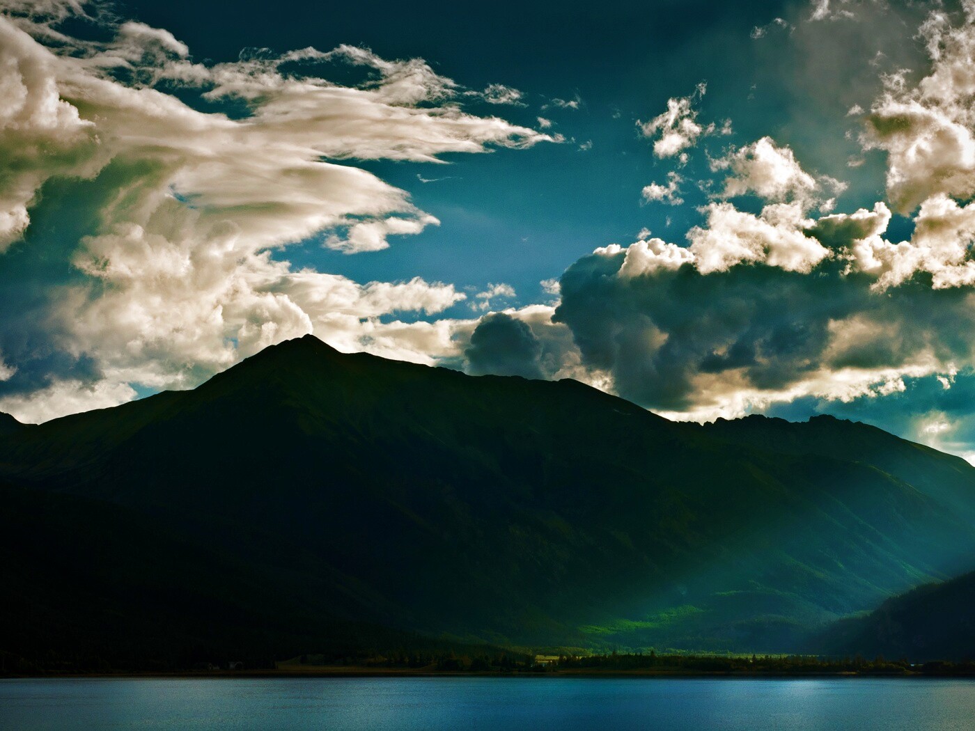 Свет на склонах гор обои