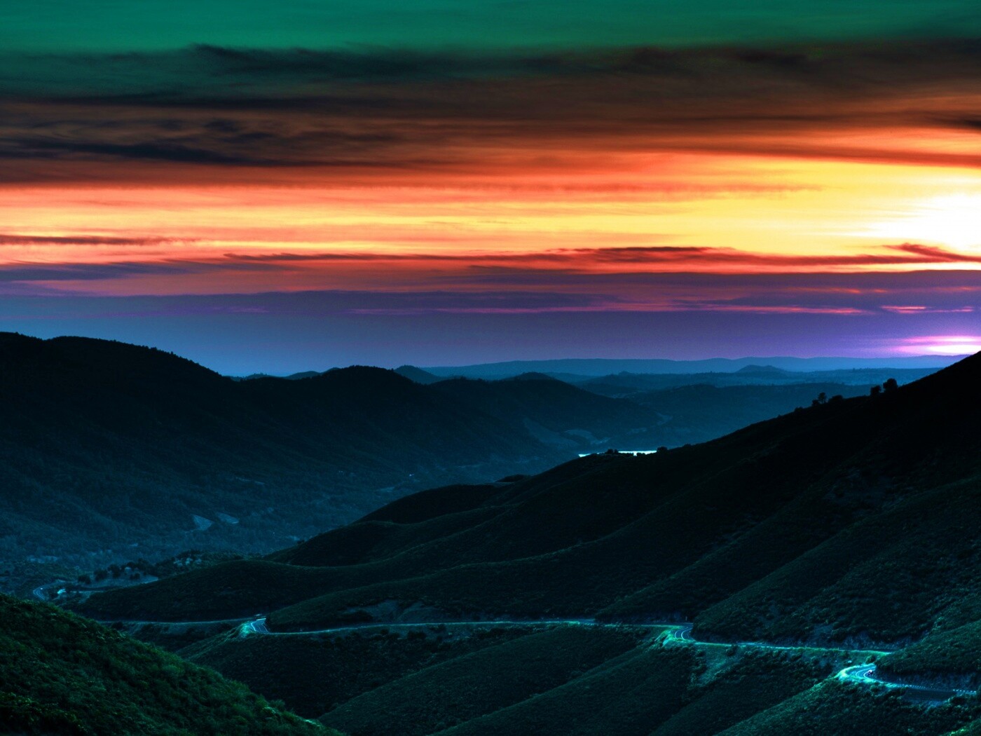 Закат на склонах гор обои