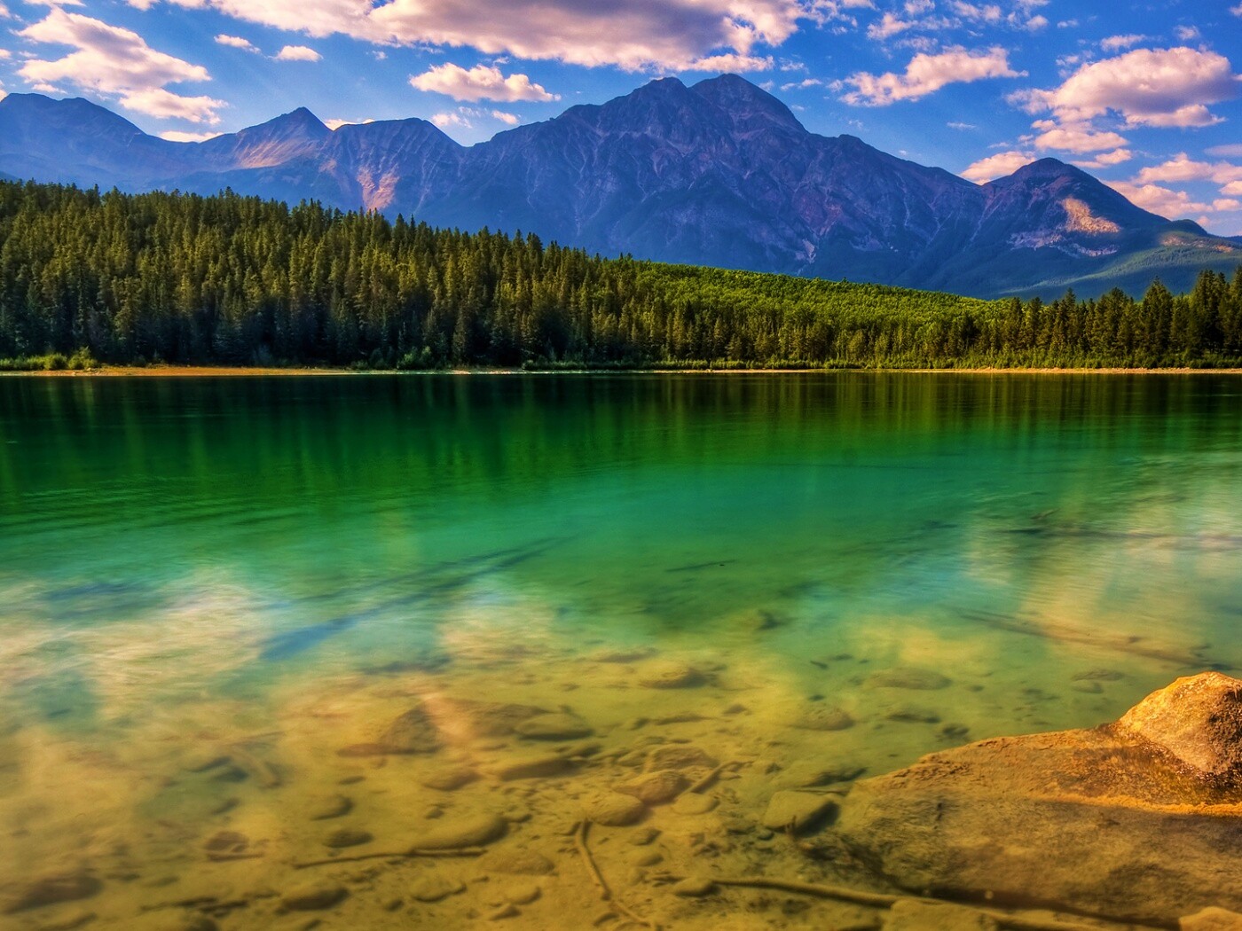 Зеленое озеро обои