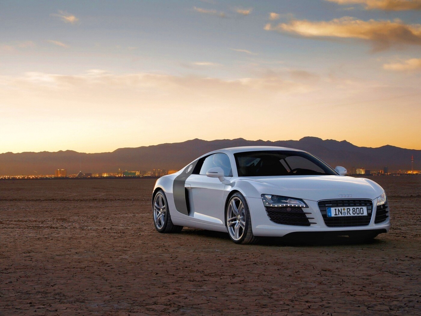 Белоснежная Ауди Р8 в пустыне обои