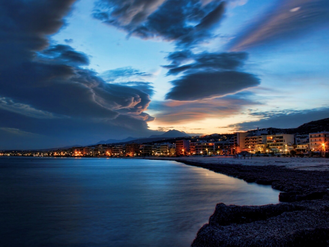 Красивый закат над городом у моря обои