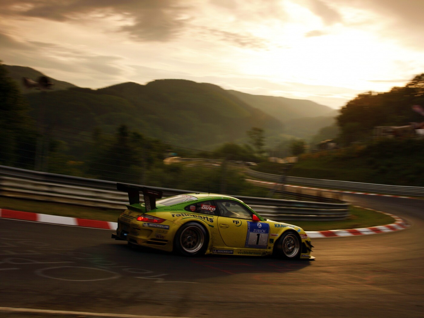 Гоночная трасса в горах и Порше обои