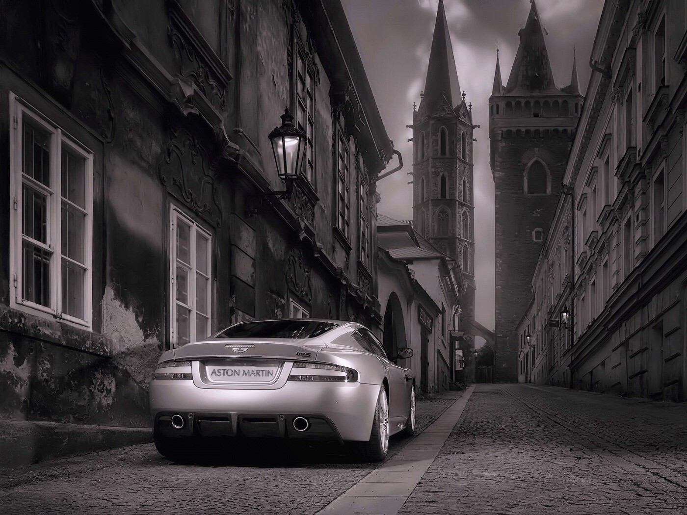 Aston Martin в старинном городе обои