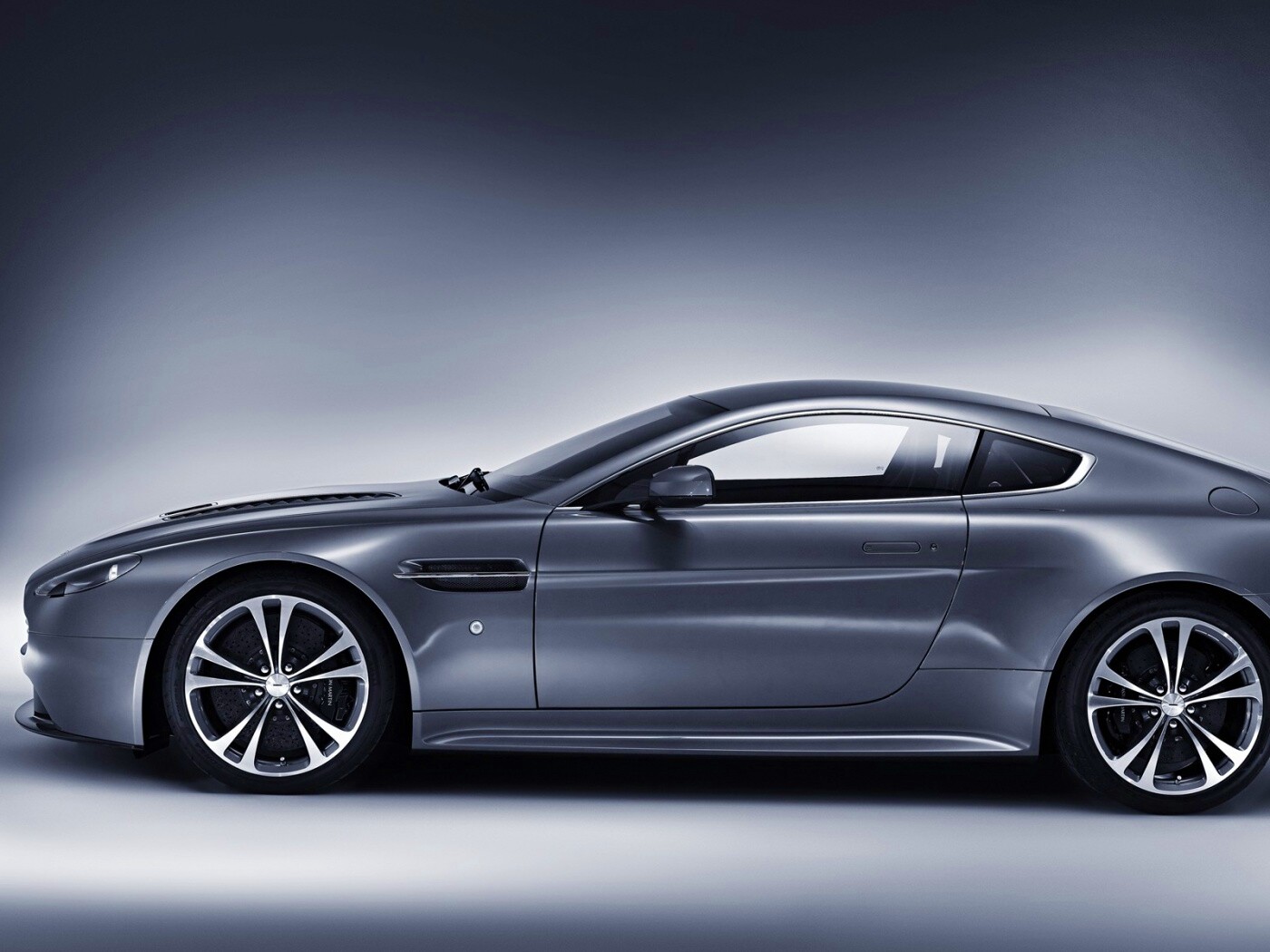 Астон Мартин обои