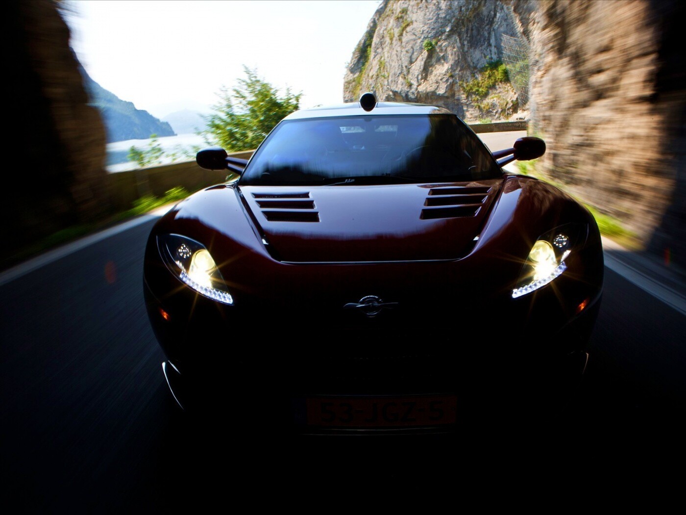 Машина въезжает в тоннель обои