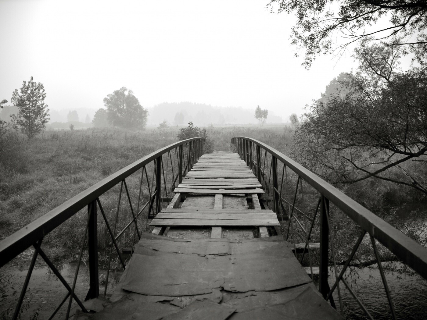 Старый мост на черно-белом фото обои