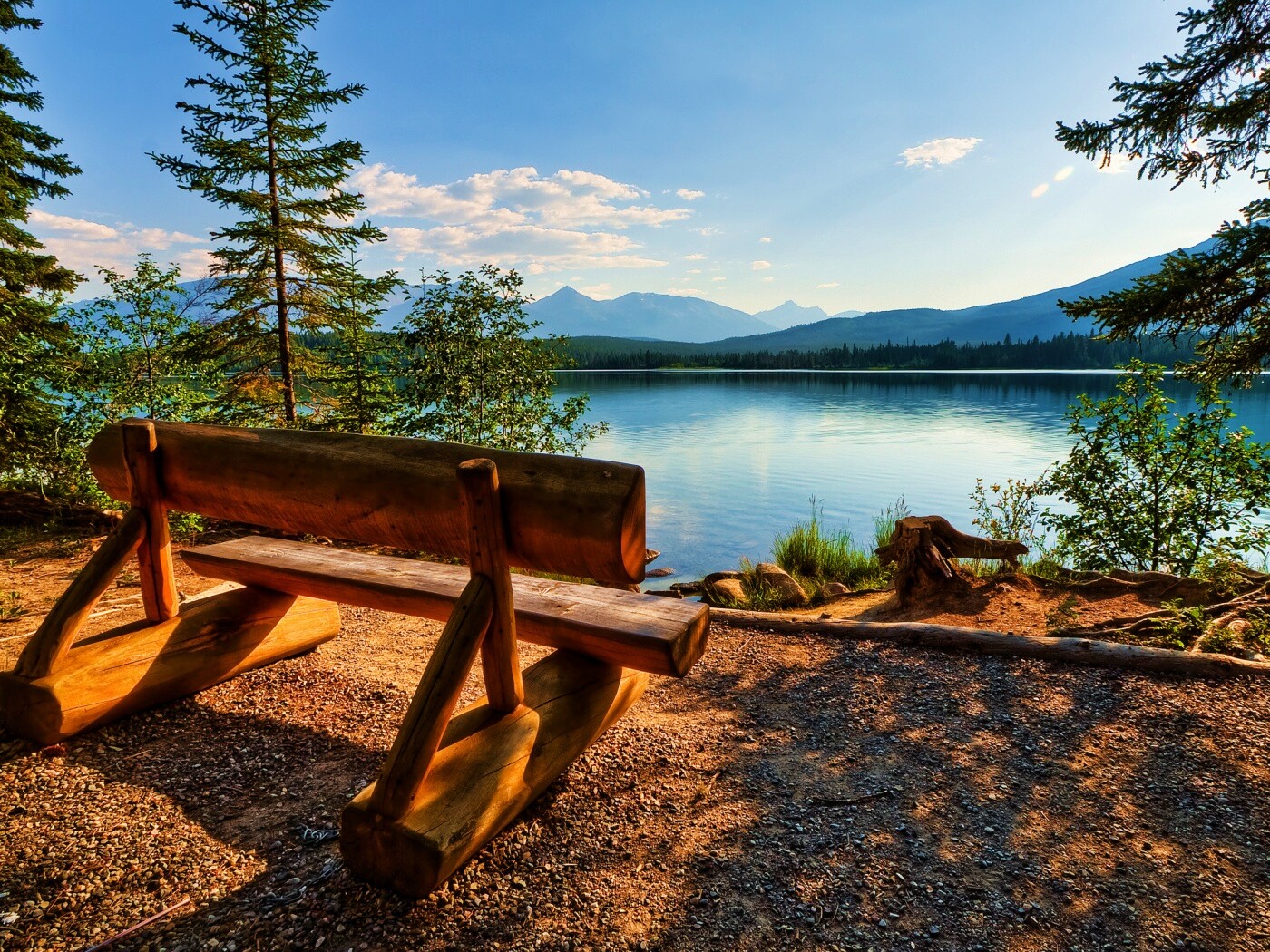 Деревянная скамья на берегу озера обои