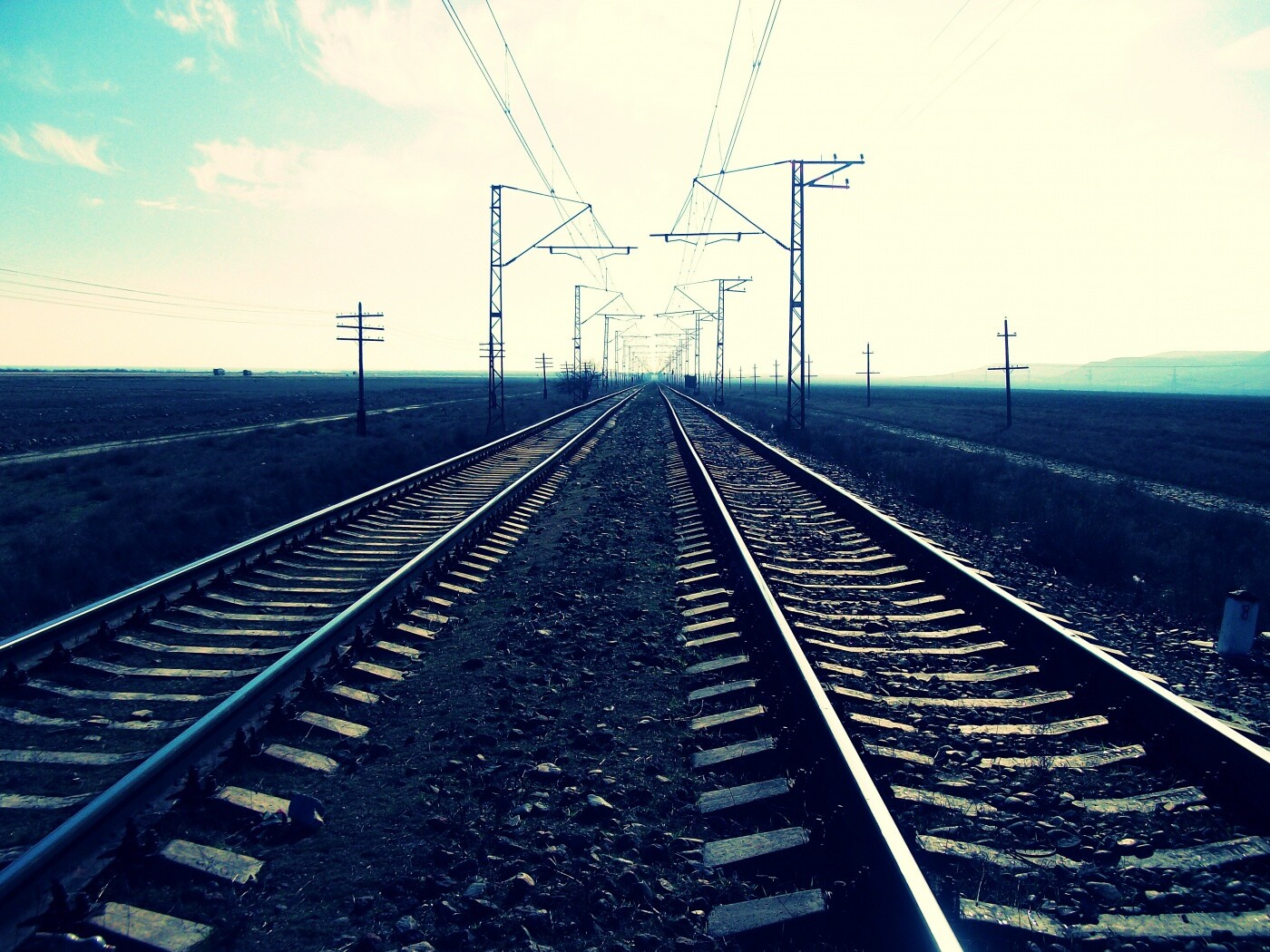 Железная дорога уходит вдаль обои