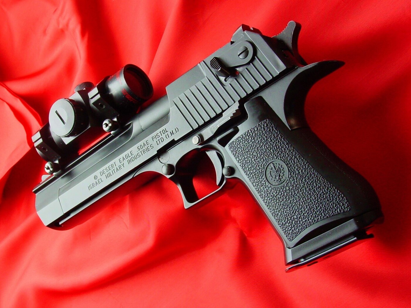 Пистолет Desert Eagle с прицелом обои