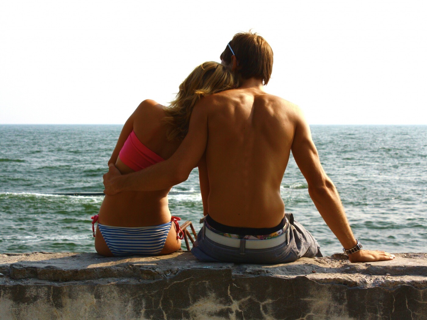 Девушка и парень у моря обои