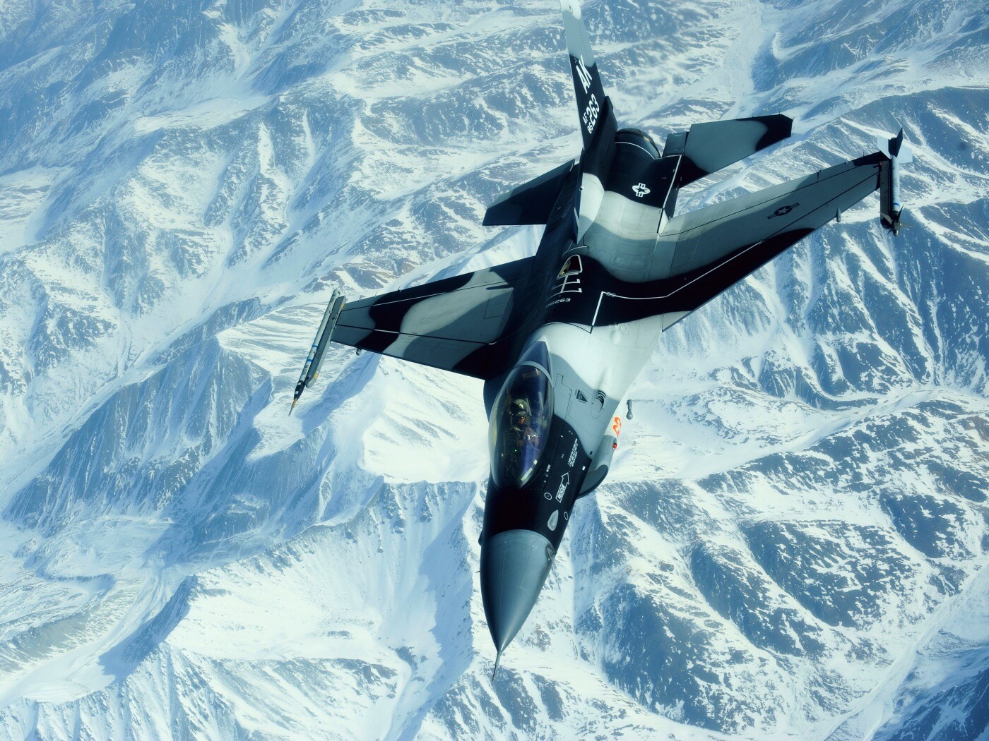 Истребитель над снежными пиками гор обои