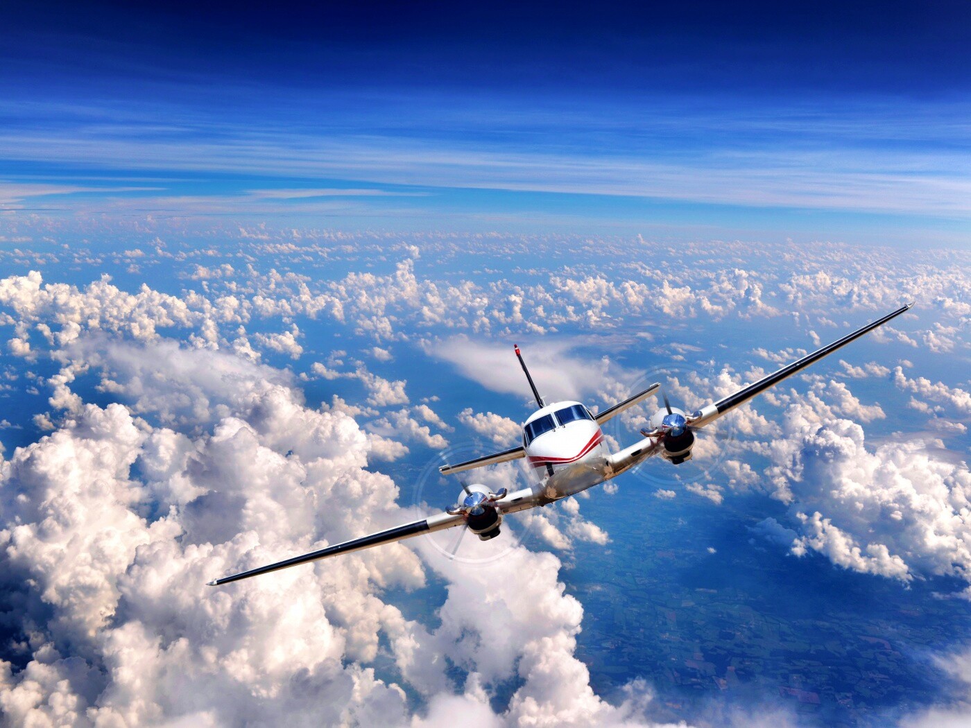 Самолет над облаками обои