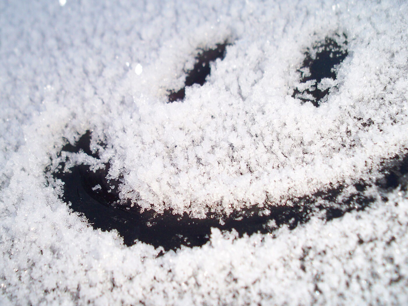 Смайлик на заснеженном стекле обои