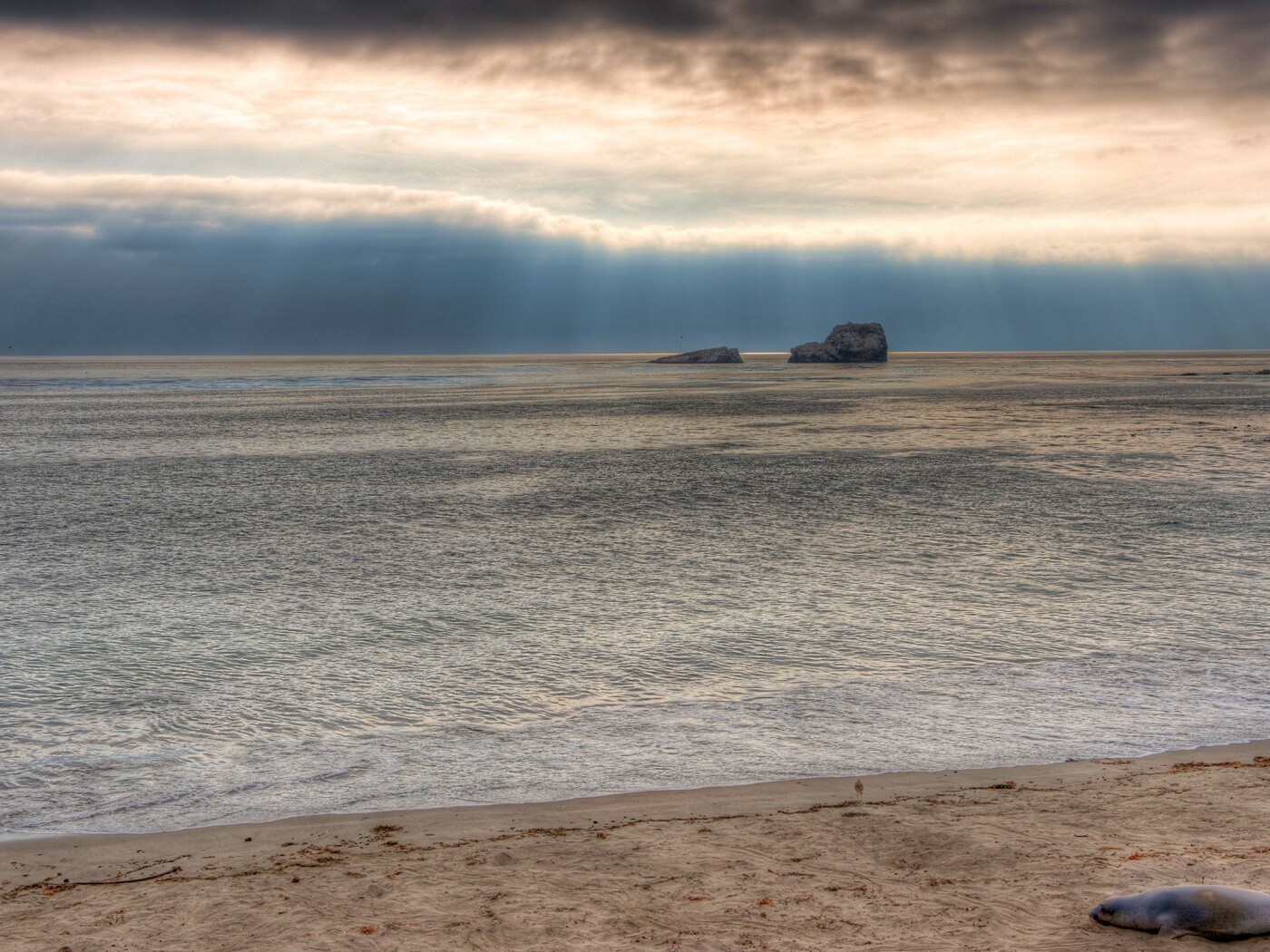 Пляж на фоне светящегосы неба обои