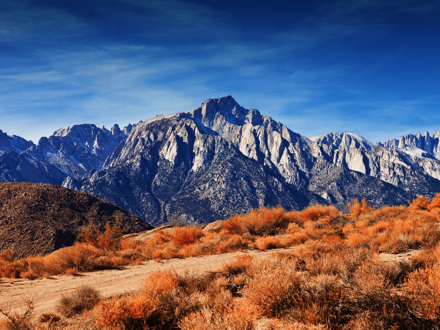 Горы у пустыни обои