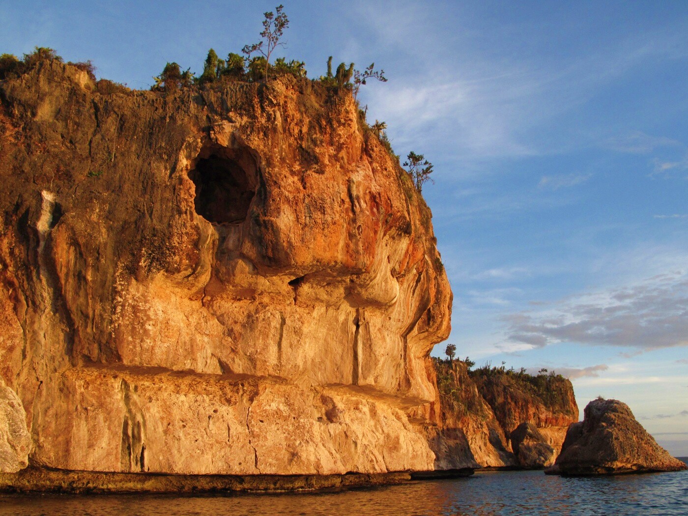 Пещера в скале над морем обои