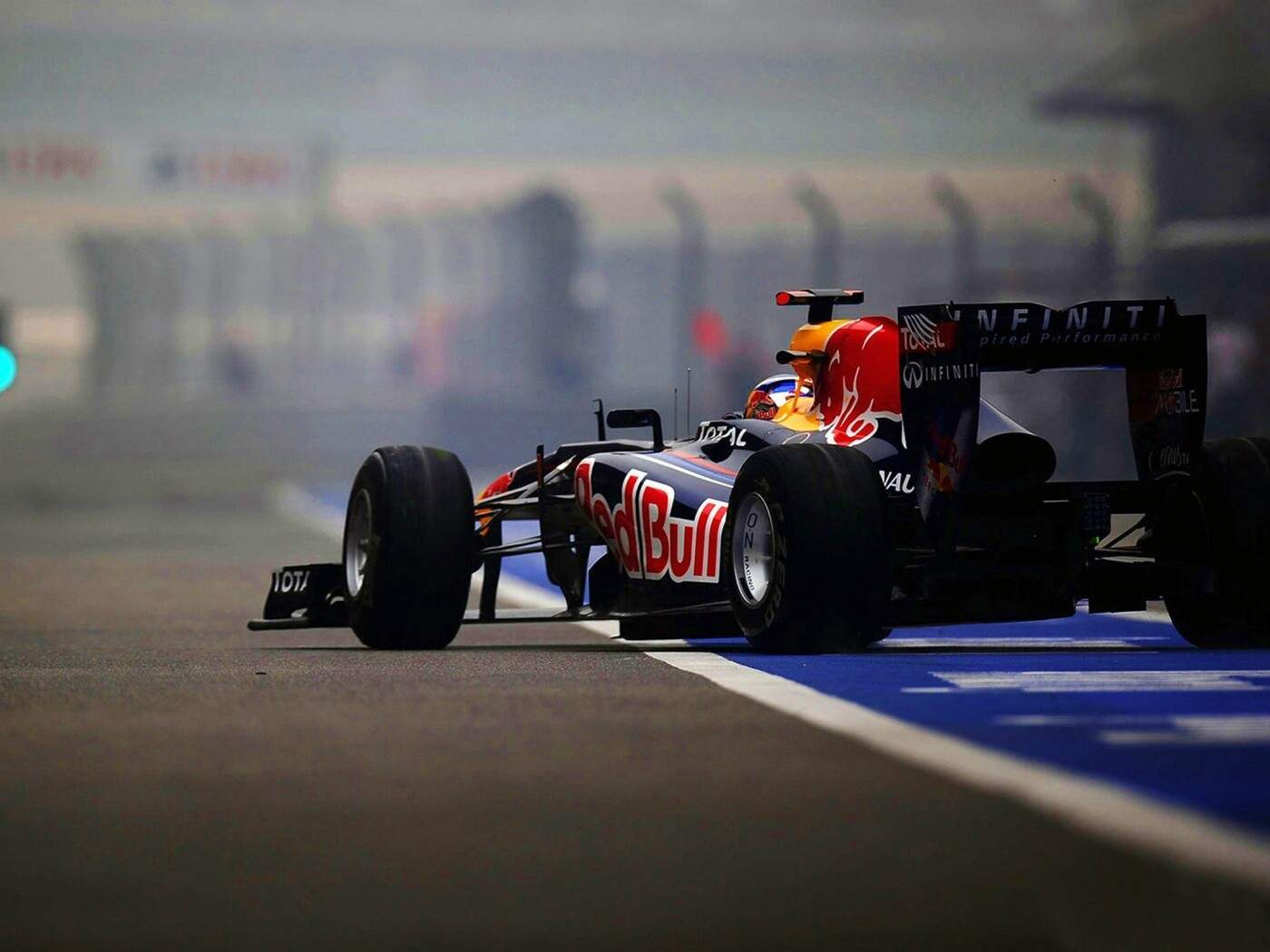 Болид выезжает на трассу обои