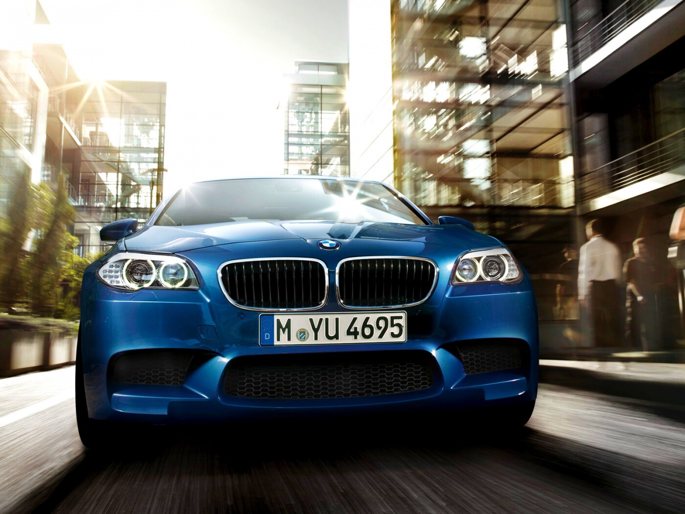 BMW покоряет городскую улицу обои