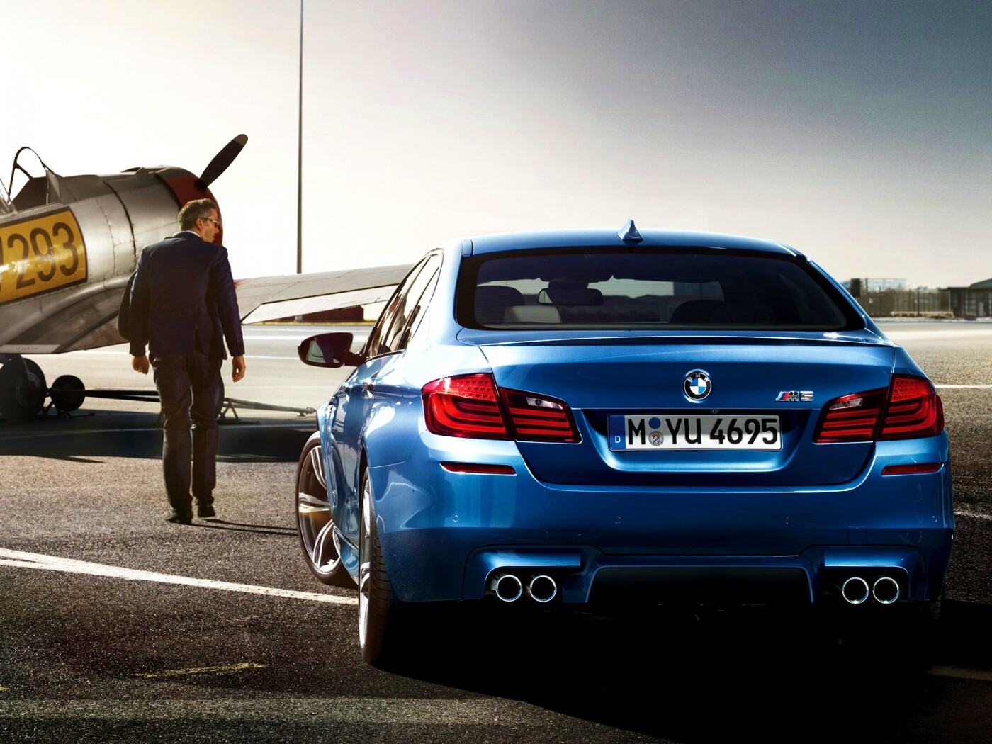 BMW F10 M5 на аэродроме обои