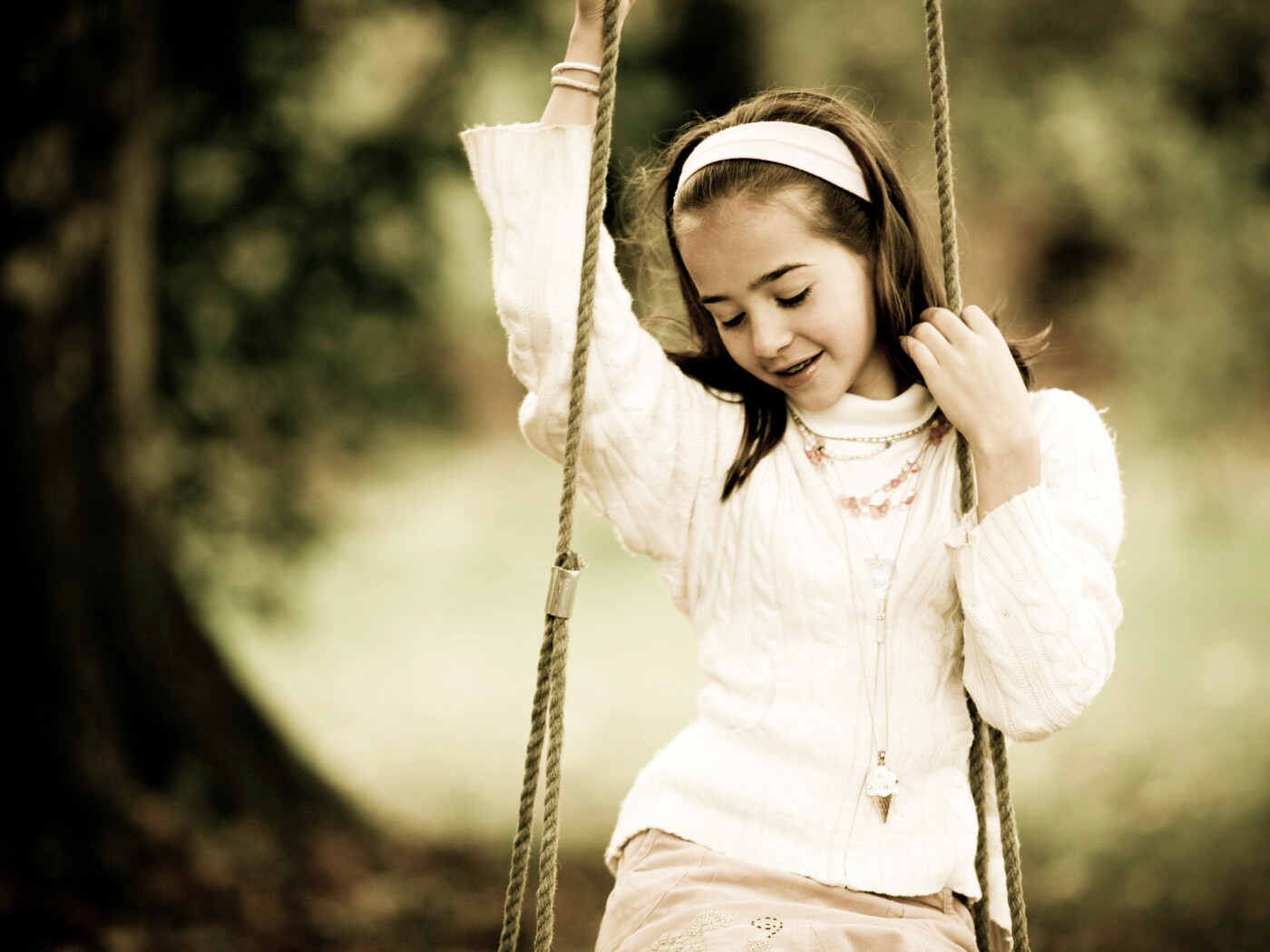 Девочка на качелях обои