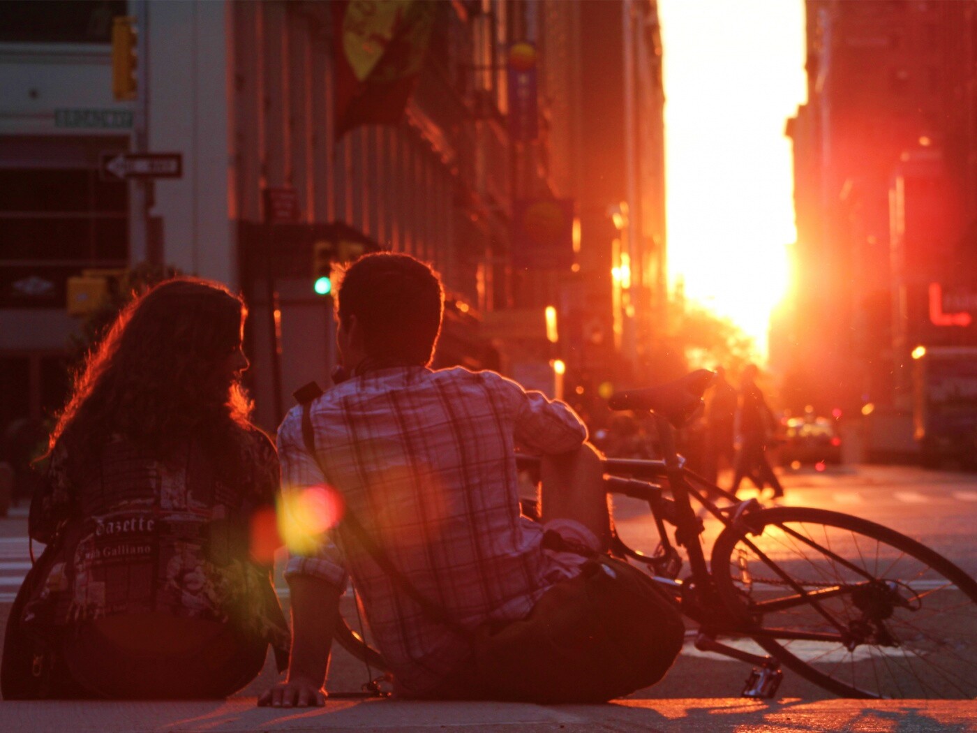 Девушка и парень с велосипедом на закате обои