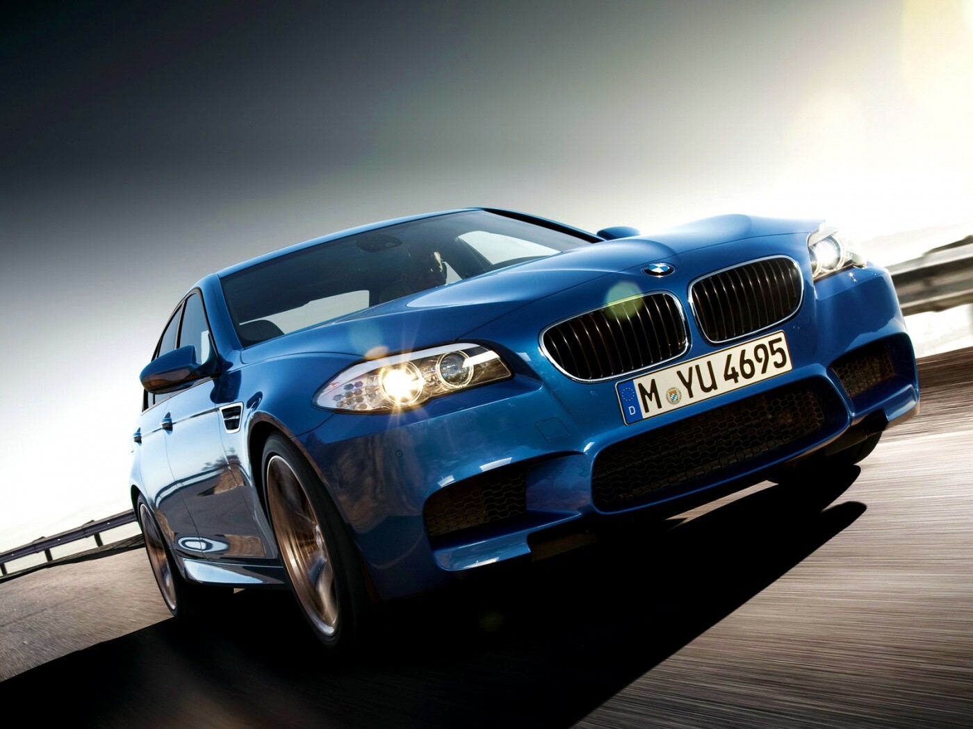 Синий БМВ на трассе обои