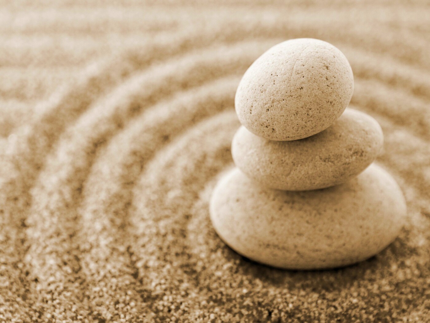 Пирамидка в саду камней обои