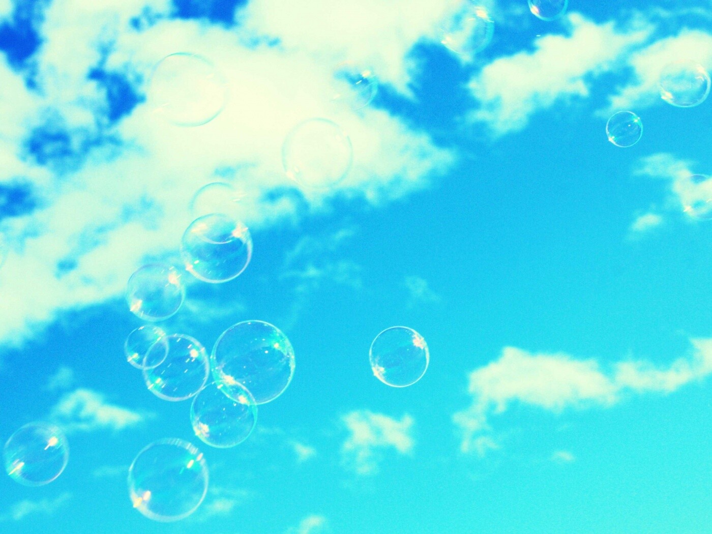 Мыльные пузыри в небе обои