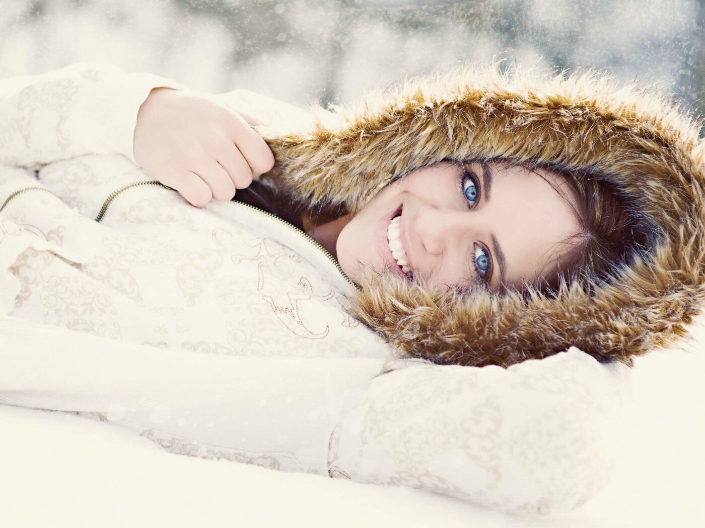 Девушка в снегу обои