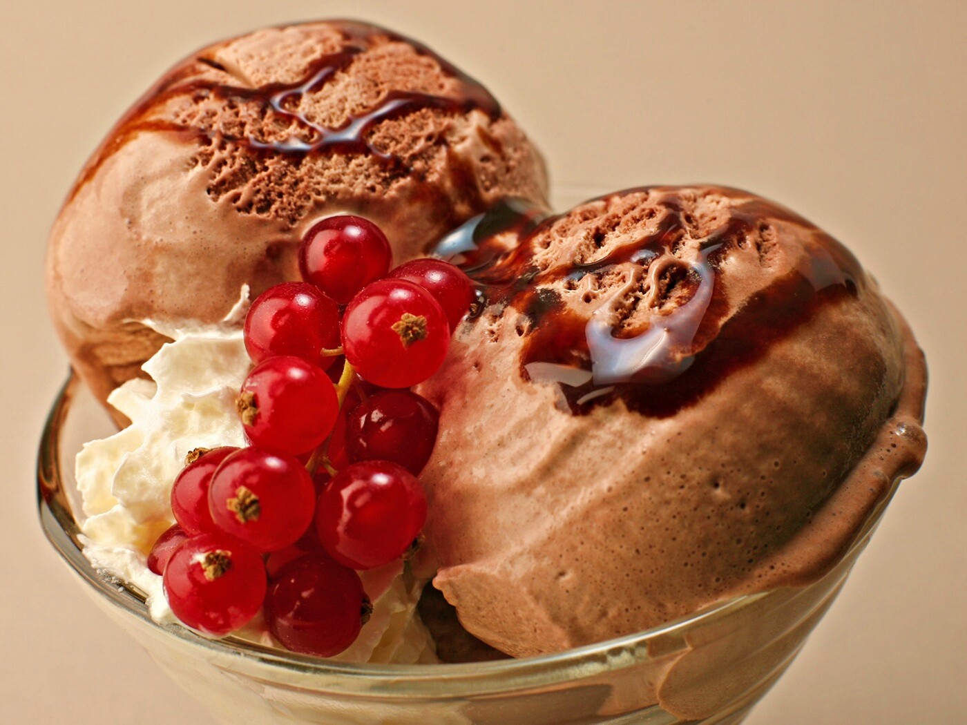 Шоколадное мороженое со смородинкой обои