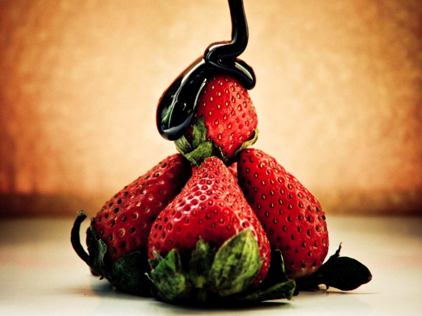 Аппетитная клубничка с шоколадом обои