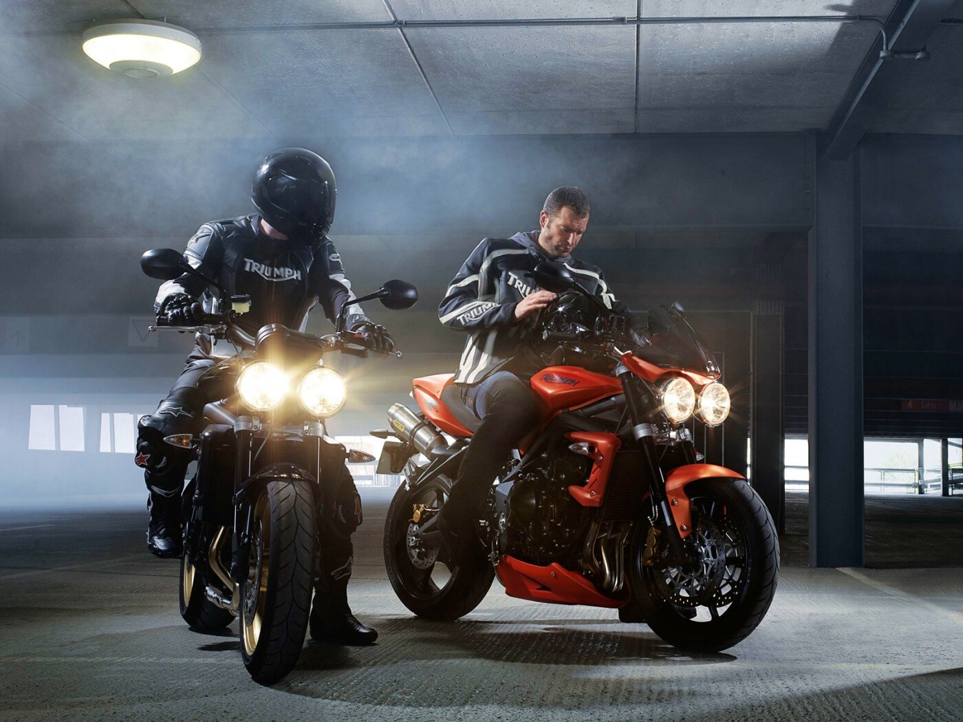 Мотоциклисты на парковке обои