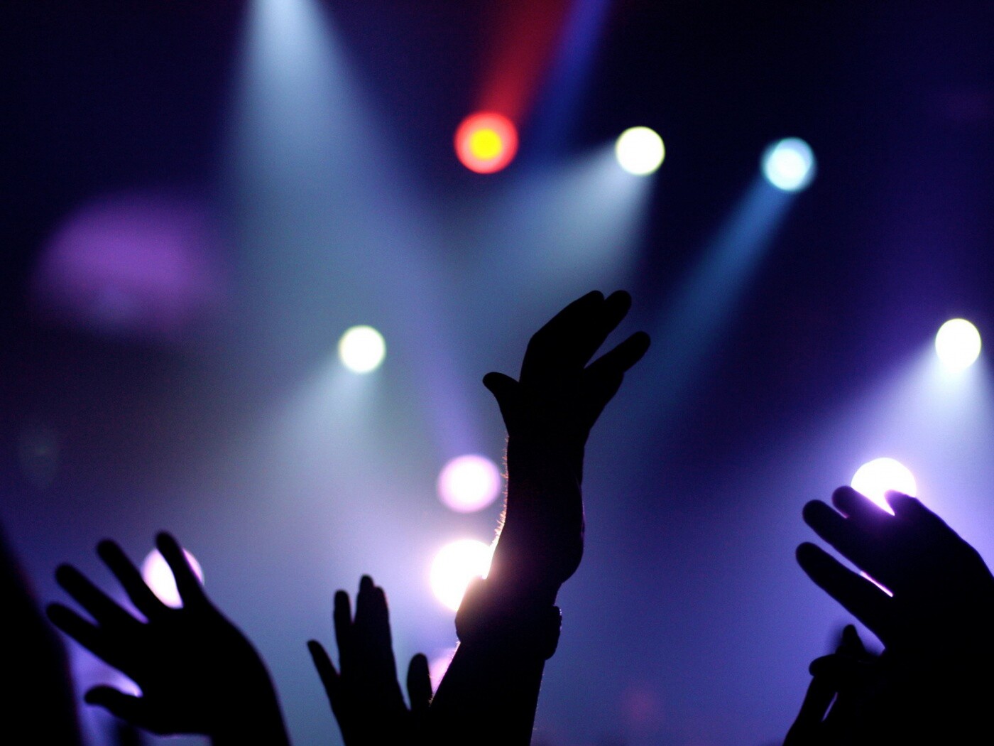 Руки людей на концерте обои