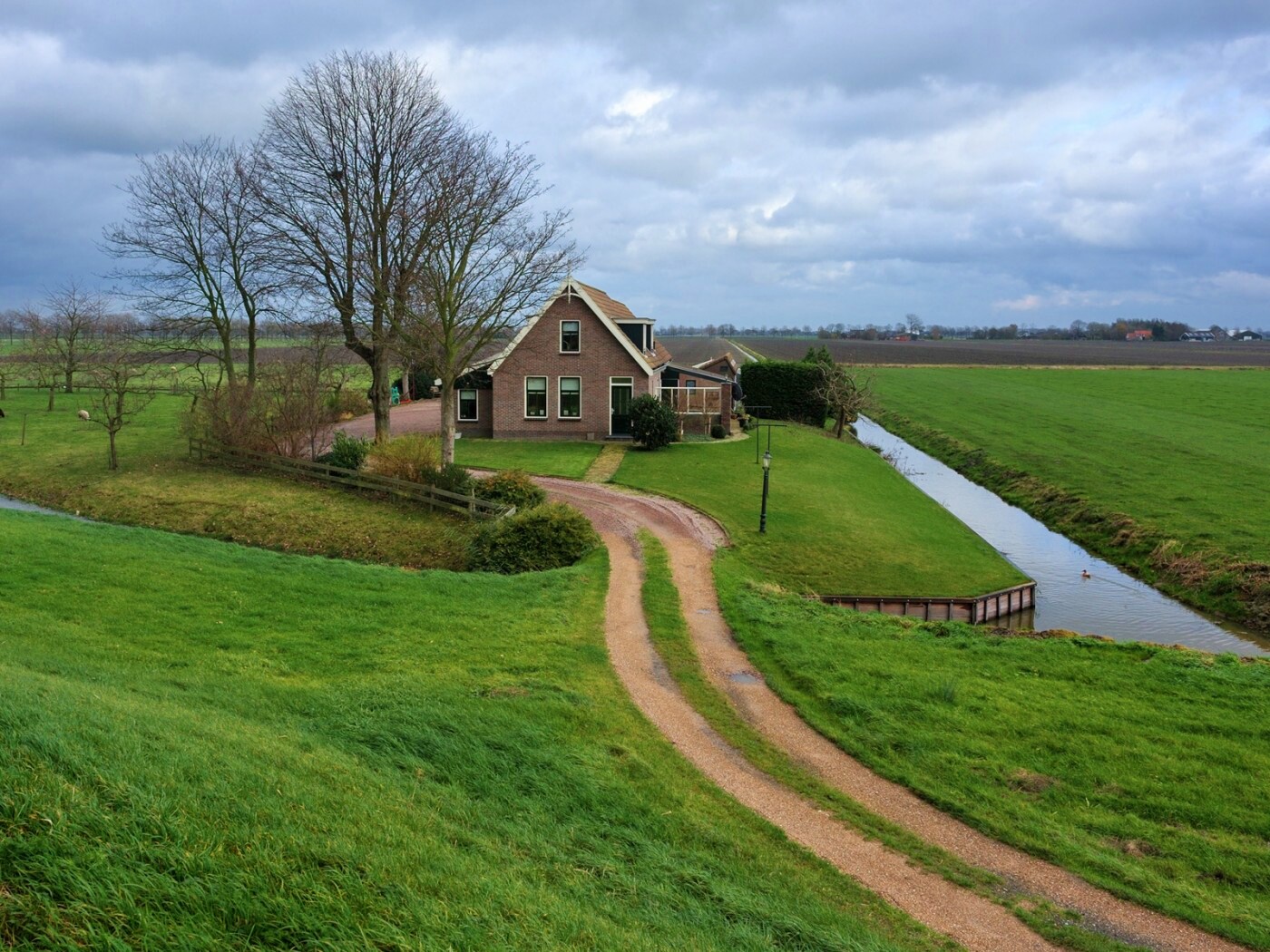 Дом в поле обои