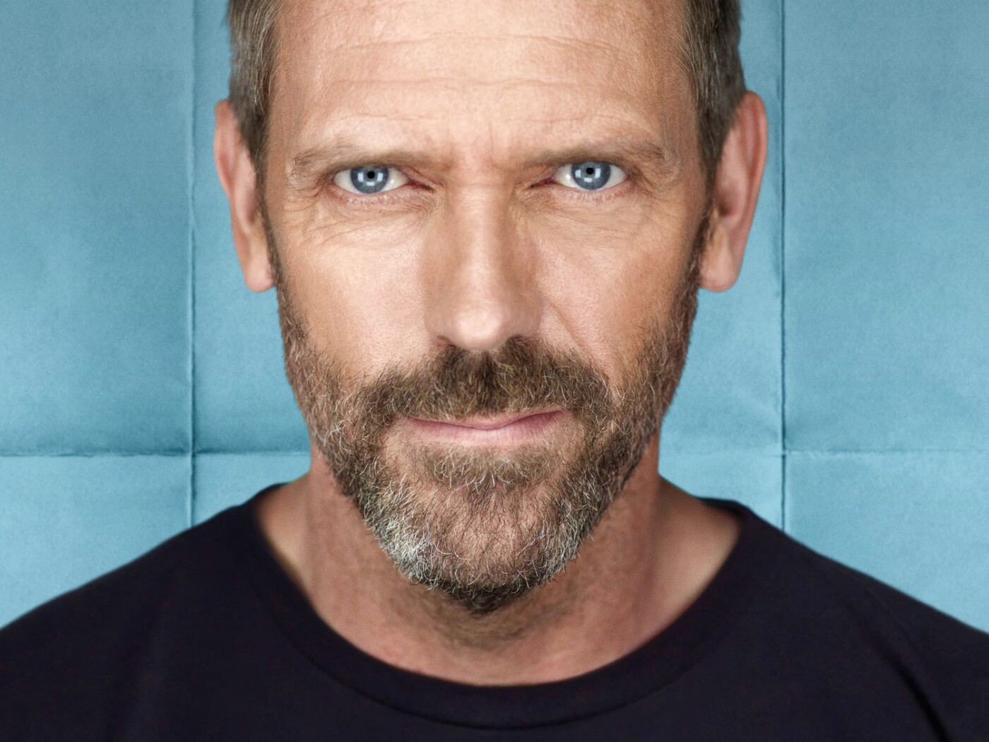 Доктор Хаус в футболке со змеями на трости обои