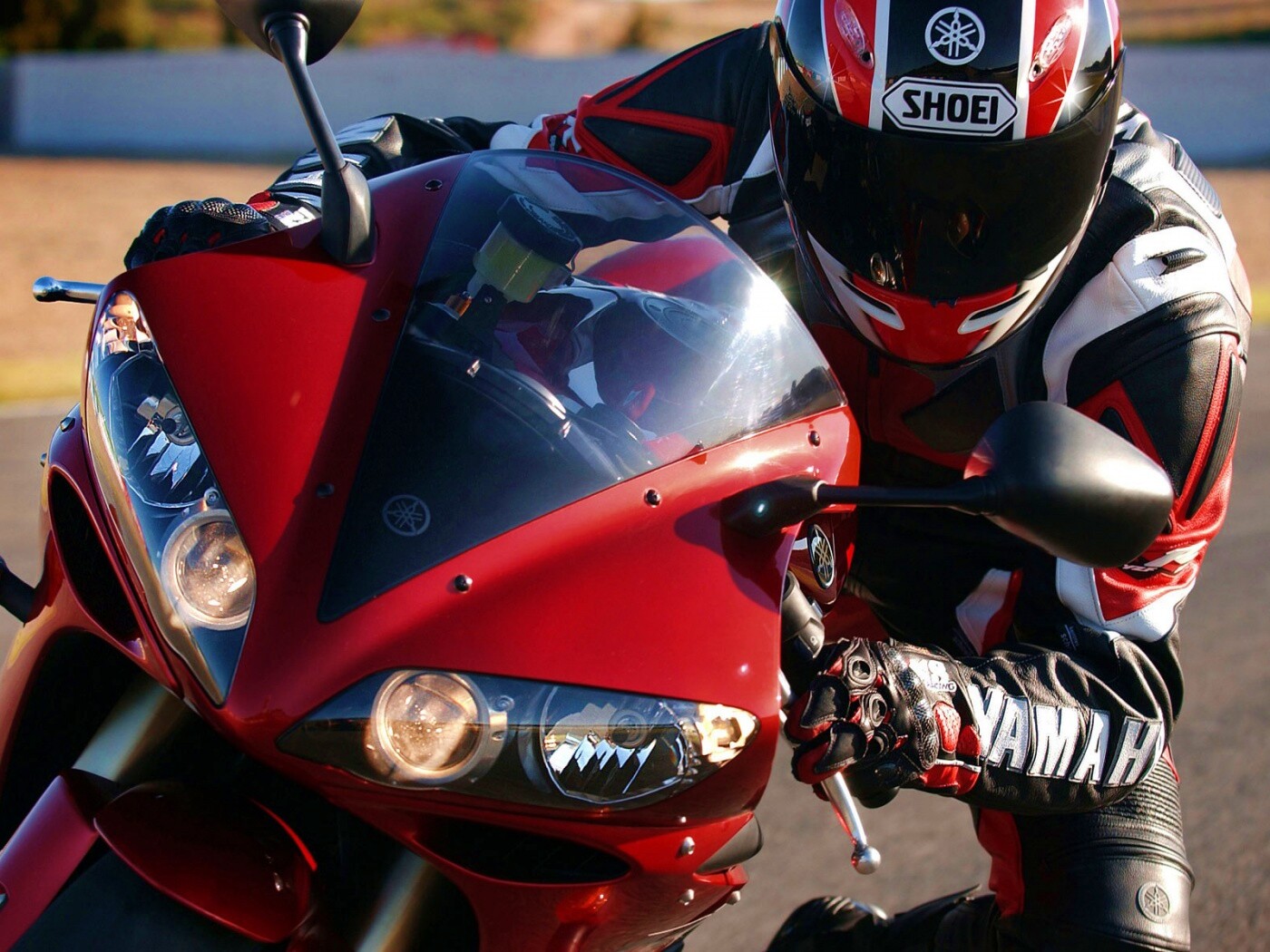 Мотоциклист на красной ямахе обои
