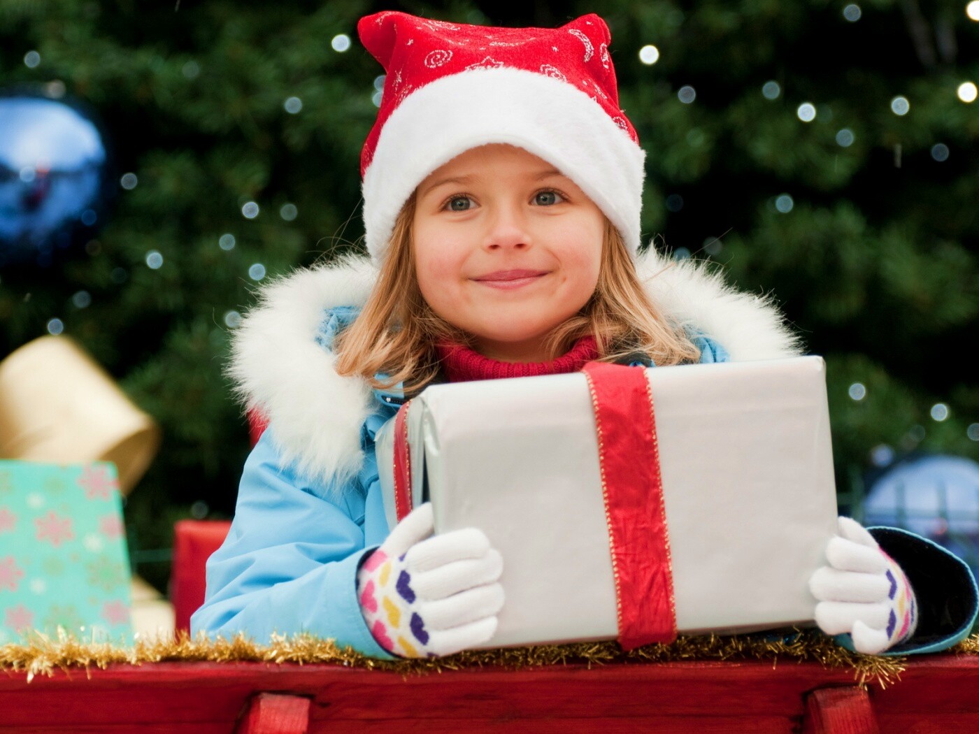 Ребенок с подарком обои