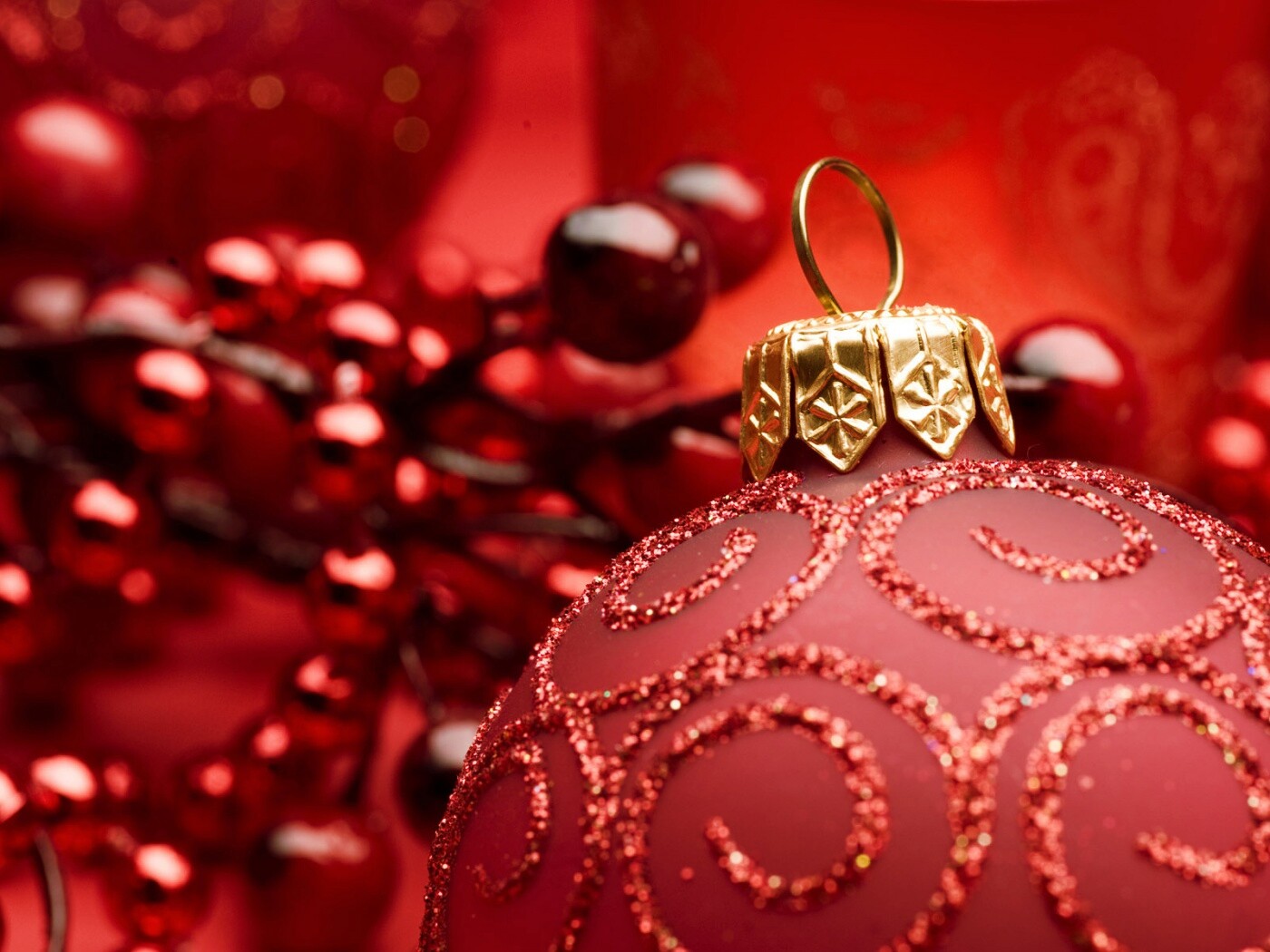 Красная ёлочная игрушка обои