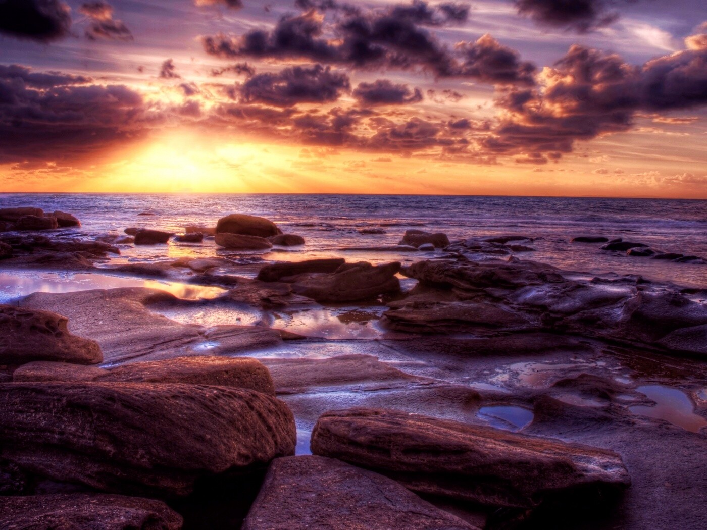 Каменистый берег на закате обои