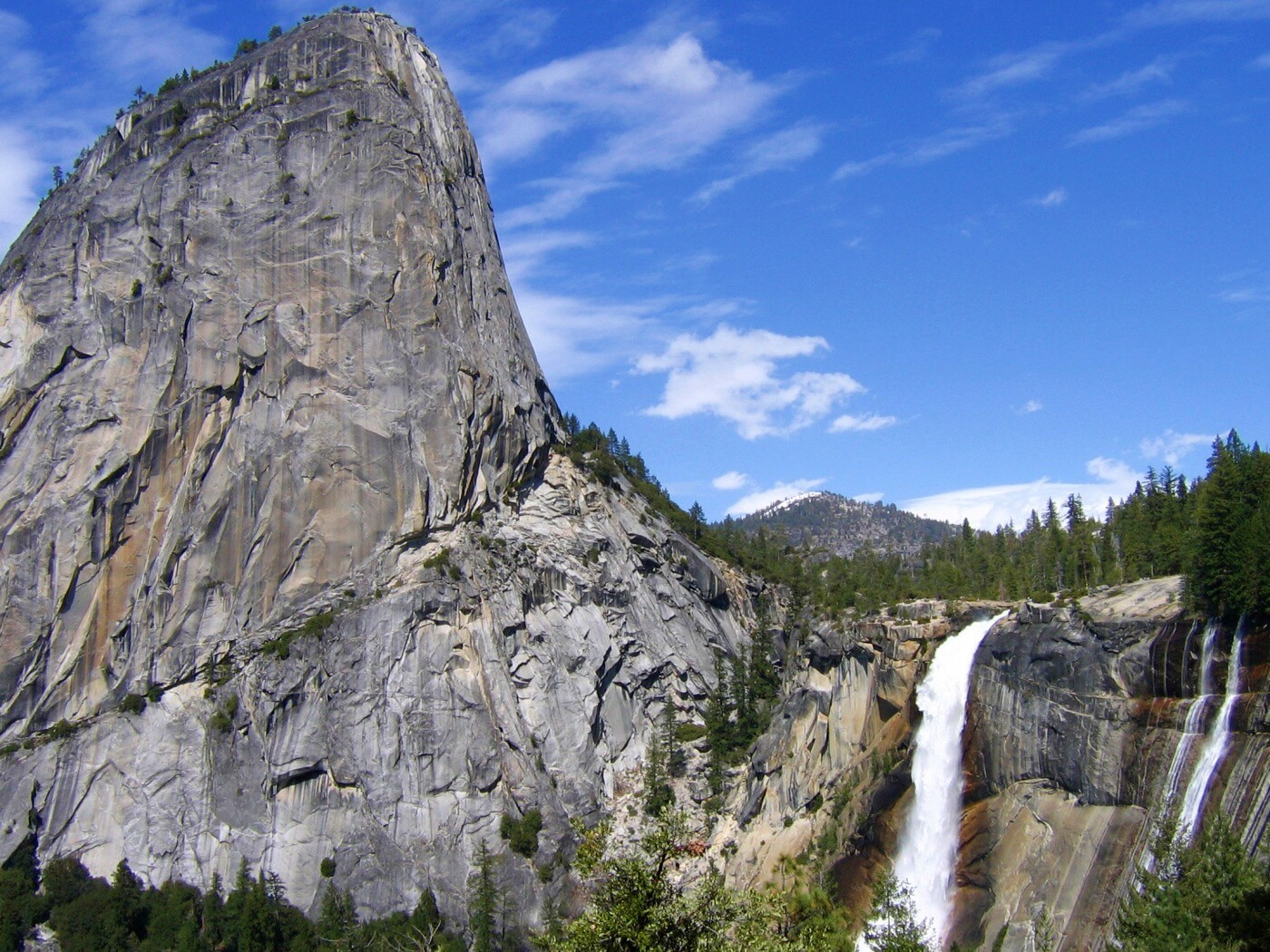 Скалы и водопад обои