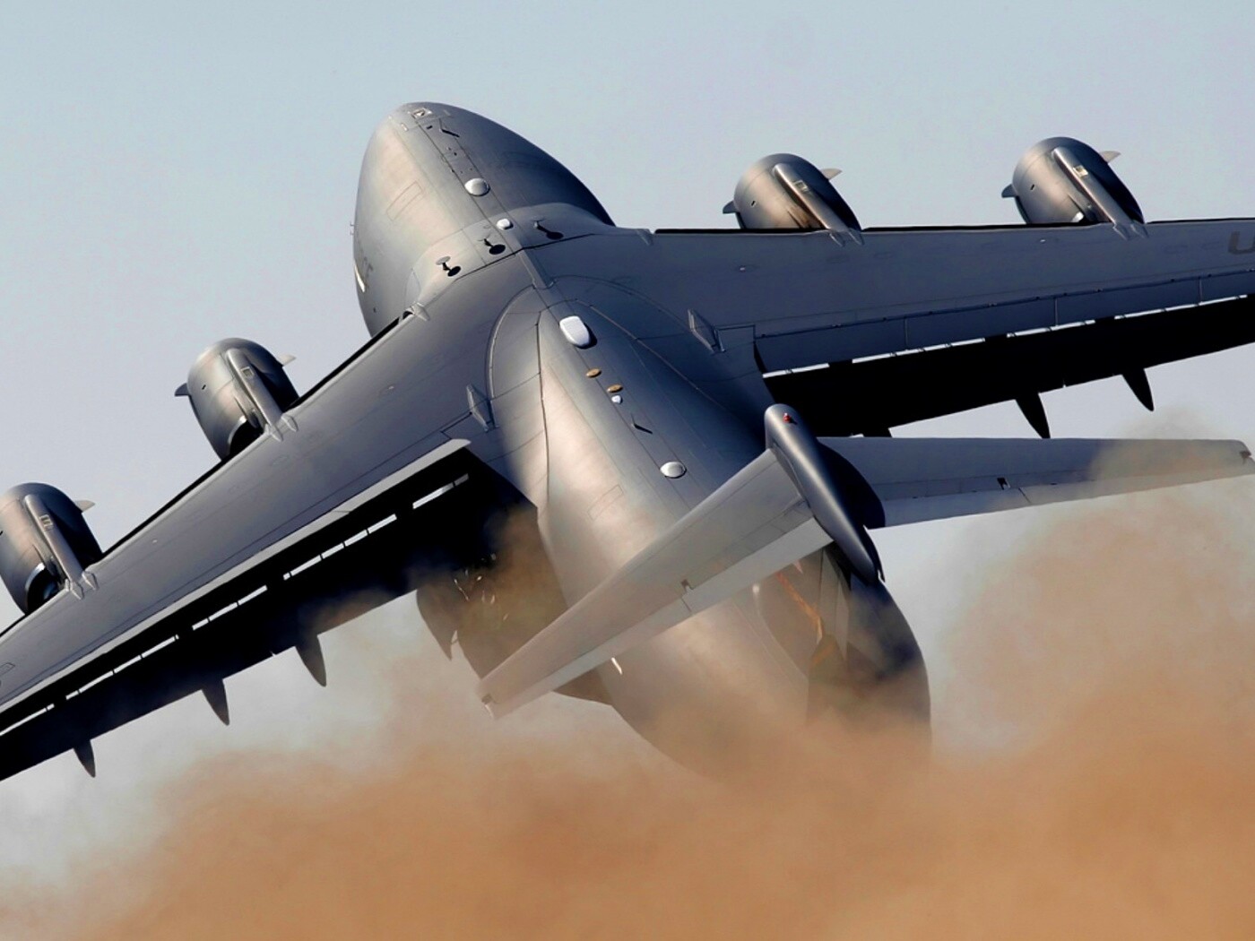 Большой грузовой самолет на взлете обои