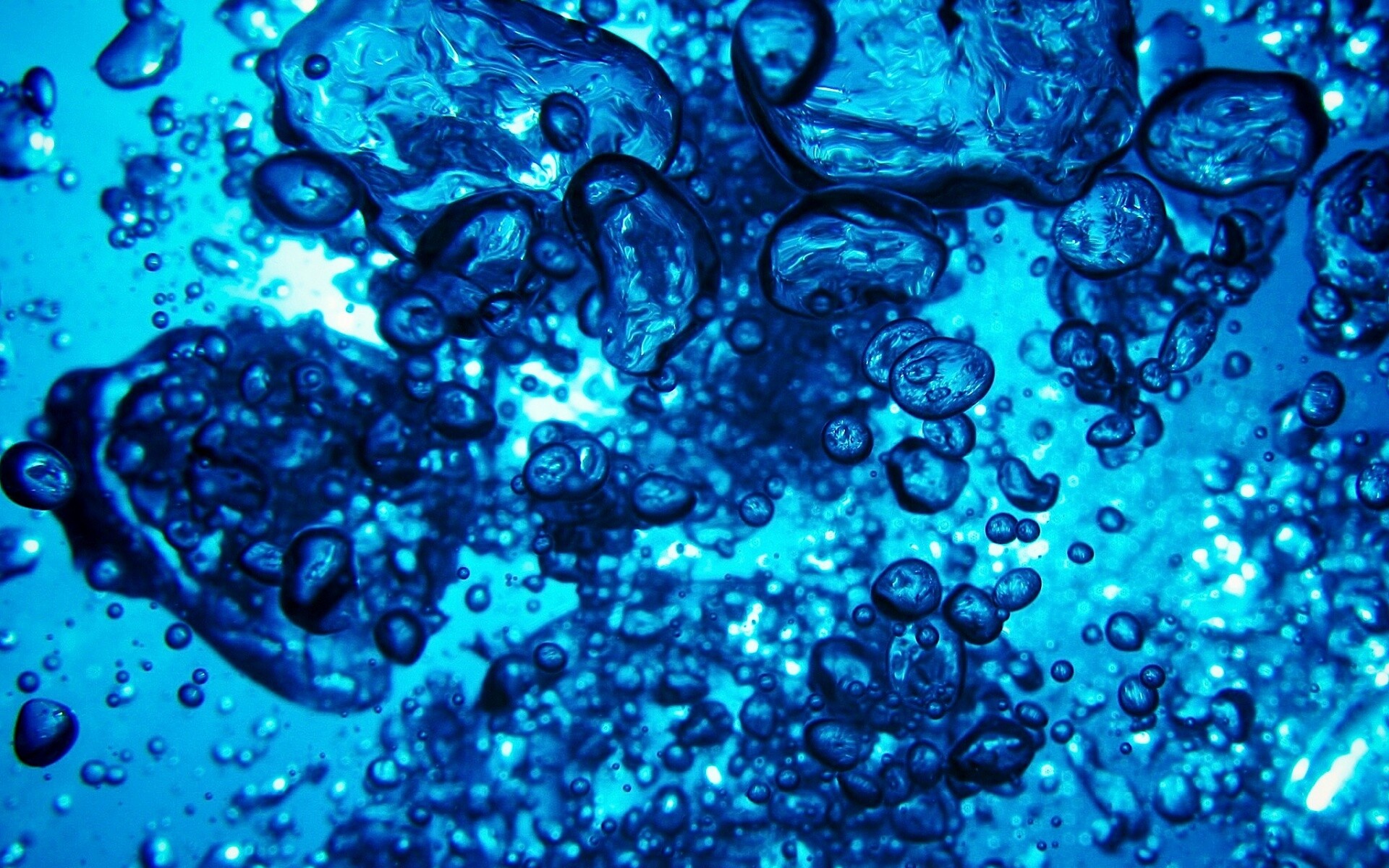 Тёмные пузыри в воде обои