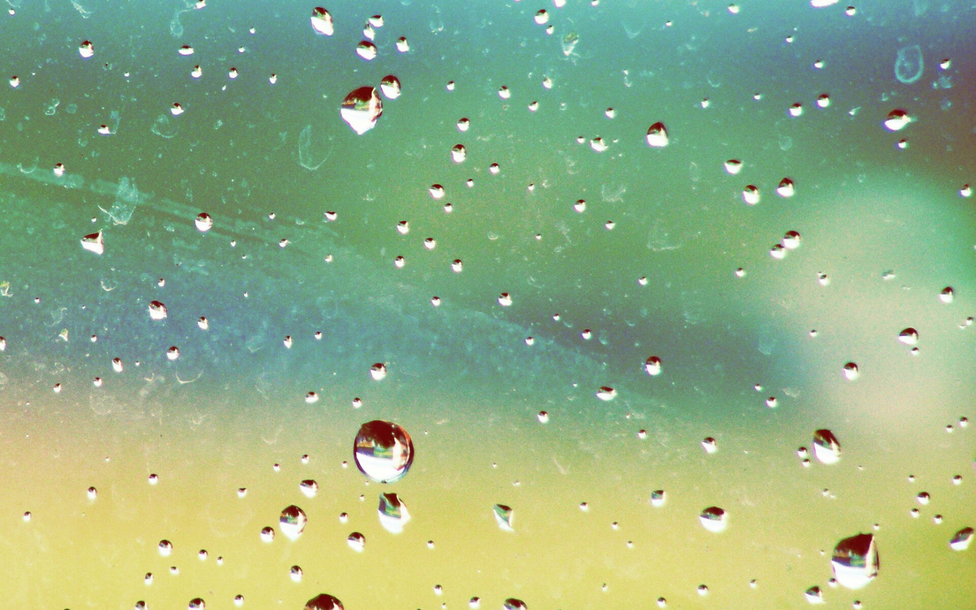 Капли на грязном стекле обои