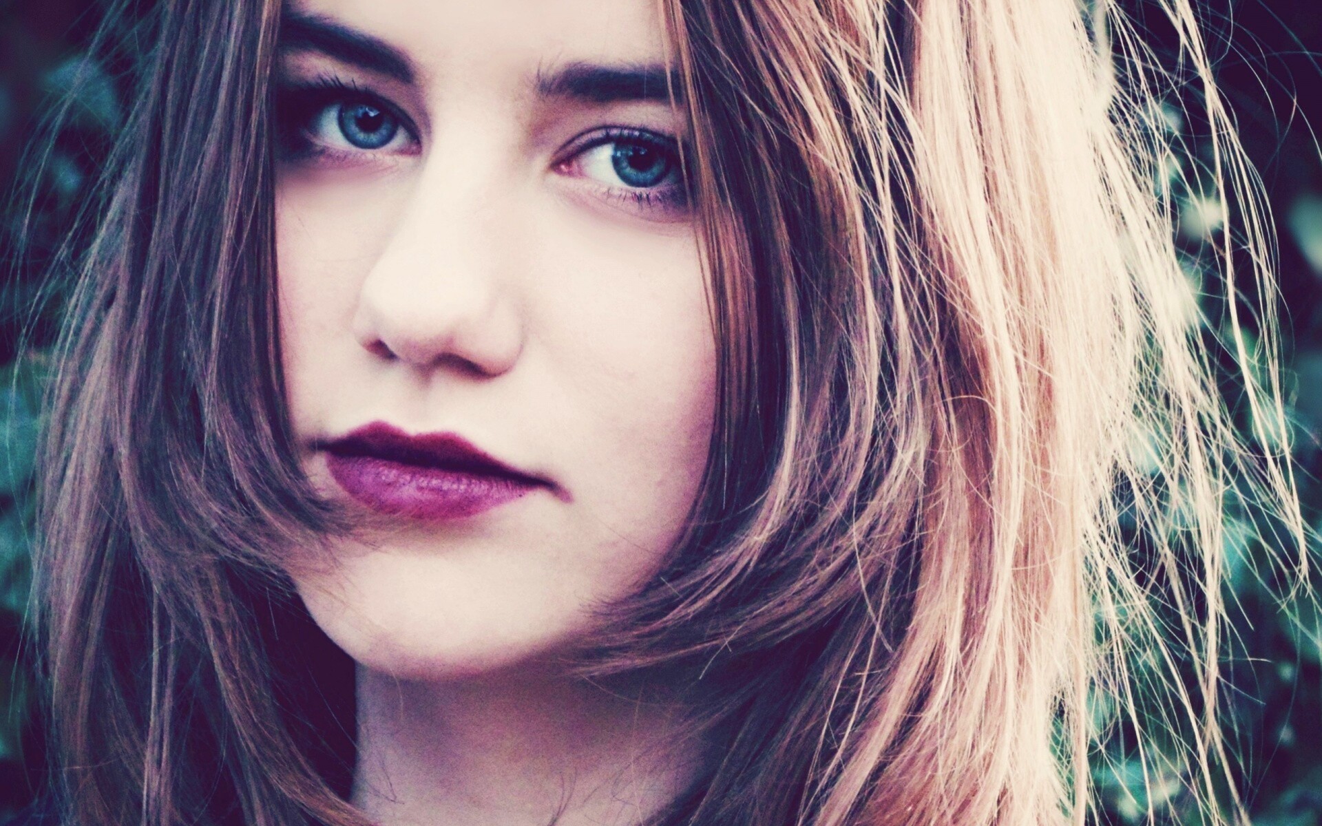 Взгляд голубоглазой девушки обои