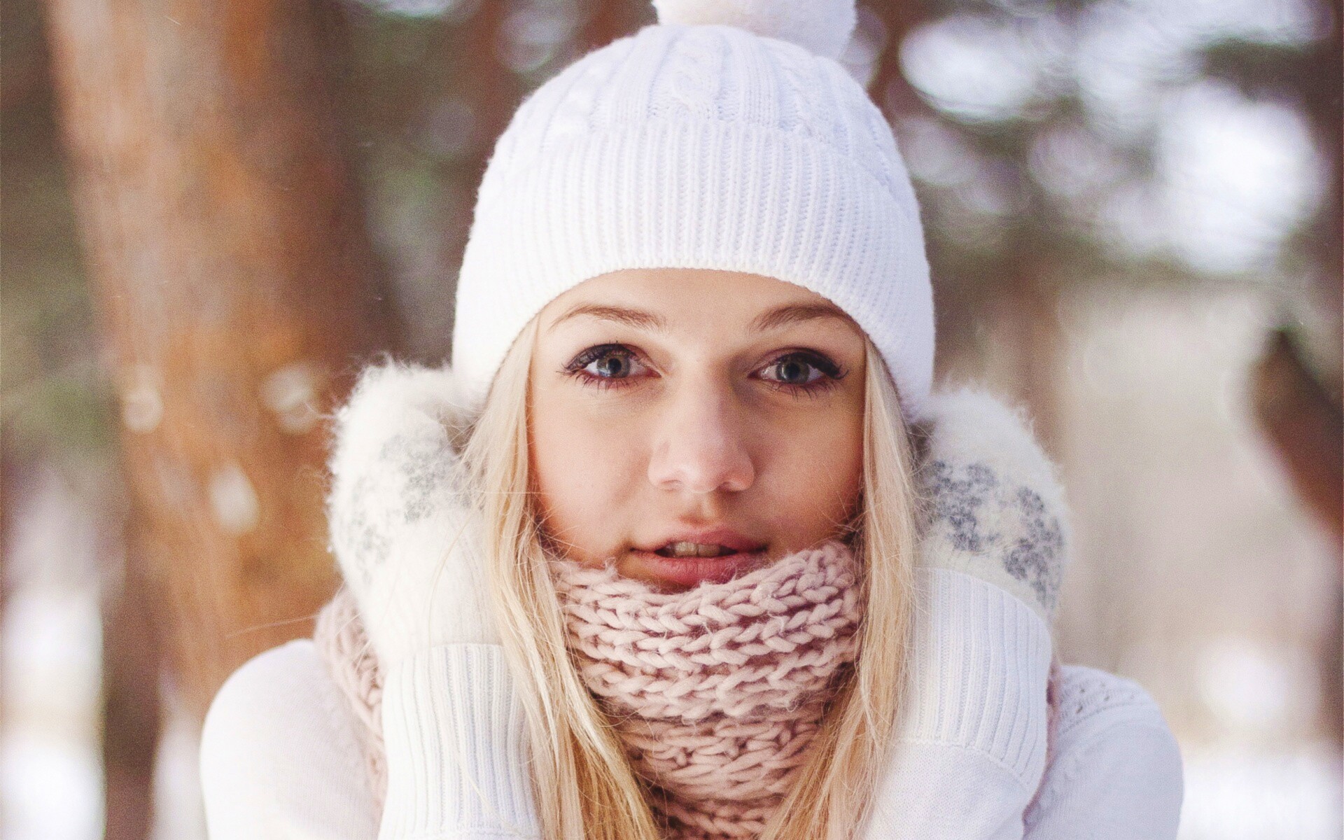 Девушка в белом в снежном лесу обои