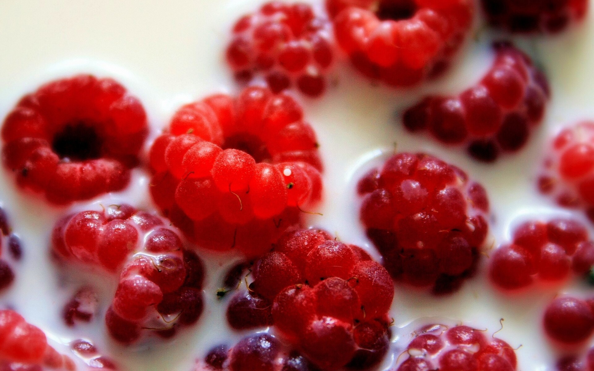 Малина в молоке обои