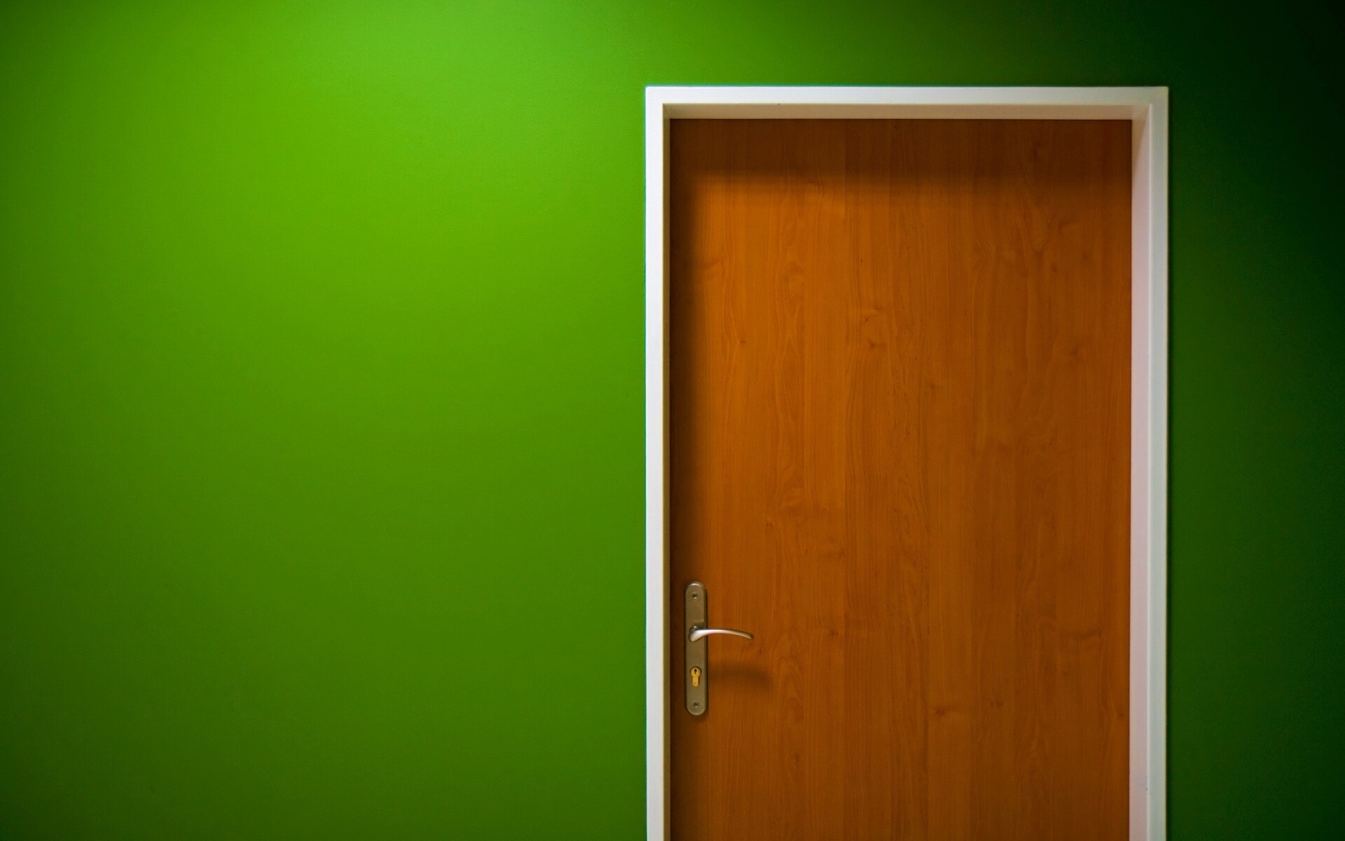 Дверь в стене обои