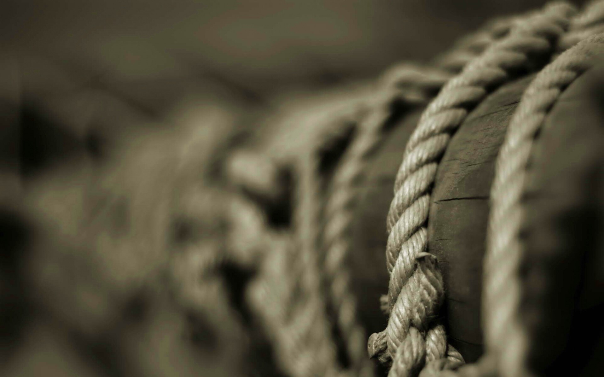 Веревка намотана на мачту обои