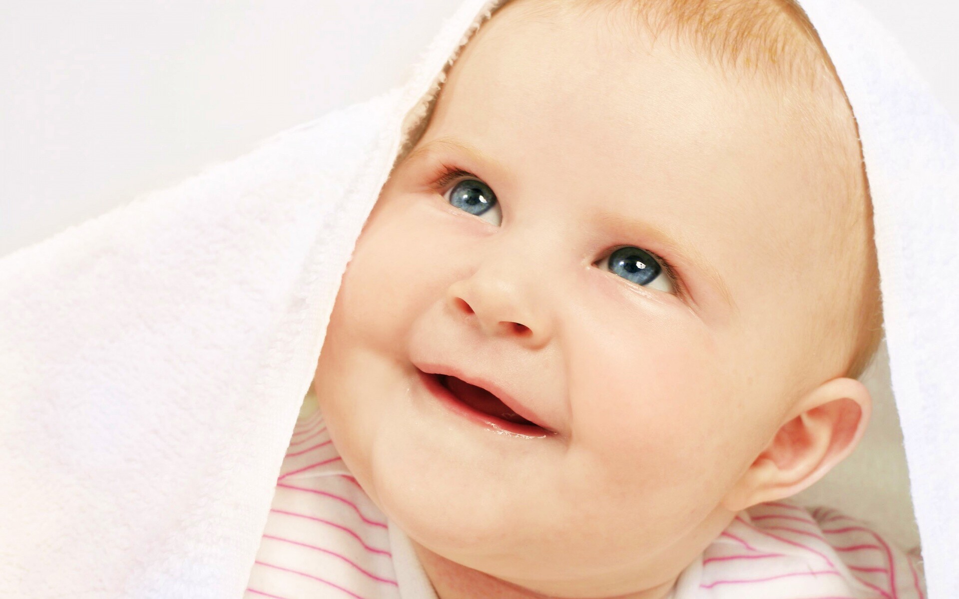 Малыш под полотенцем обои